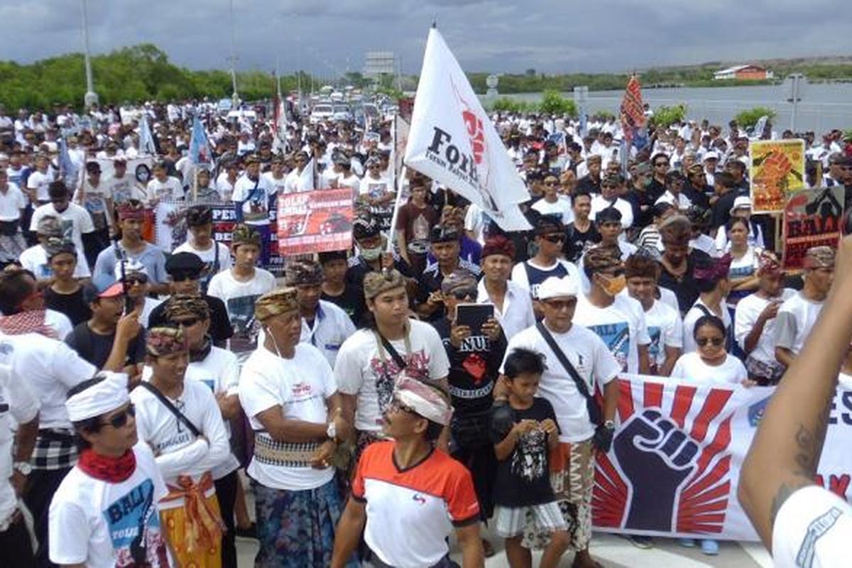 Reklamasi - Penolakan rencana reklamasi Teluk Benoa di Bali dan desakan pembatalan Peraturan Presiden Nomor 51 Tahun 2014 tentang Rencana Tata Ruang Kawasan Perkotaan Denpasar, Badung, Gianyar, dan Tabanan (Sarbagita) terus bergulir. Warga dari sejumlah desa pakraman (adat) di Kota Denpasar menggelar aksi damai menolak rencana reklamasi Teluk Benoa, Bali, di ruas Jalan Pelabuhan Benoa, Pesanggaran, Denpasar Selatan, Minggu (28/2/2016).