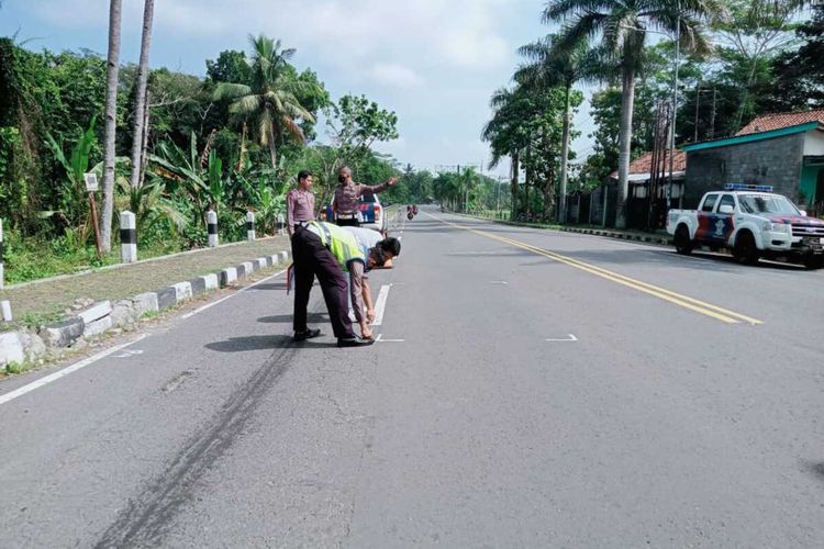 Seorang pejalan kaki tertabrak mobil di jalan Jalan Wates – Purworejo di Pedukuhan Sindutan B Kilometer 13, Kalurahan Sindutan, Kapanewon Temon, Kabupaten Kulon Progo, Daerah Istimewa Yogyakarta. Korban dibawa ke rumah sakit dan di perjalanan meninggal dunia.