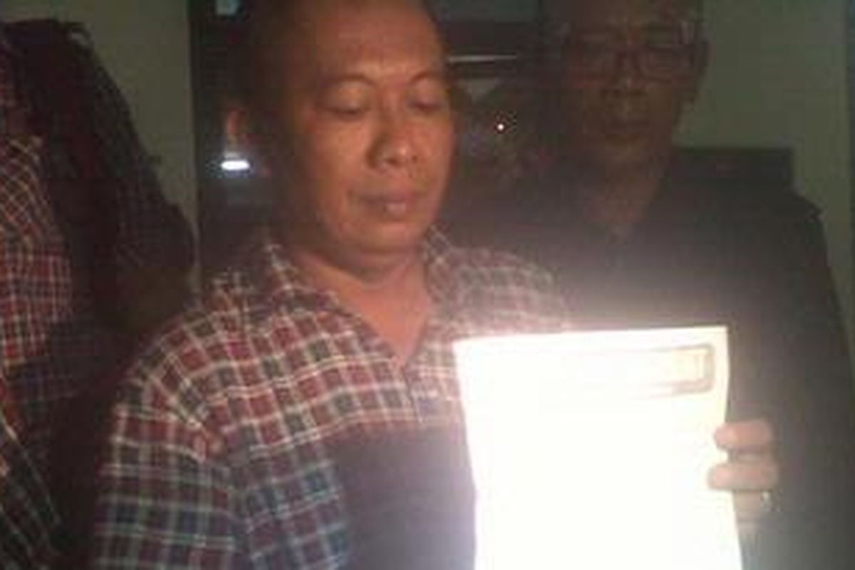 Relawan Jokowi-Basuki mendatangi Polsektro Matraman, Jakarta Timur terkait selebaran berbau SARA yang mendiskreditkan etnis Tionghoa. Selasa (18/9/2012).