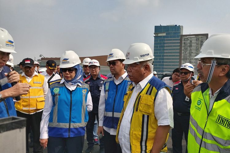 Menteri PUPR Basuki Hadimuljono didampingi Direktur Utama PT Jasa Marga (Persero) Tbk Desy Arryani saat mendengarkan penjelasan terkait pembangunan Tol Jakarta-Cikampek II (Elevated) oleh Direktur Utama PT Jasamarga Jalanlayang Cikampek Djoko Dwijono, Kamis (19/9/2019). Saat ini, pekerjaan konstruksi jalan tol layang tersebut telah mencapai 96,5 persen.