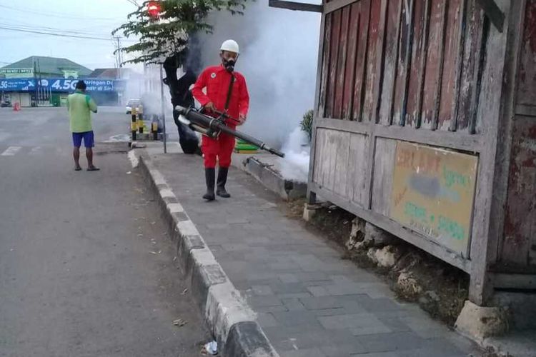 Penyemprotan mengantisipasi DBD berlangsung di kawasan Wonosidi Kidul, Kulon Progo, DI Yogyakarta.