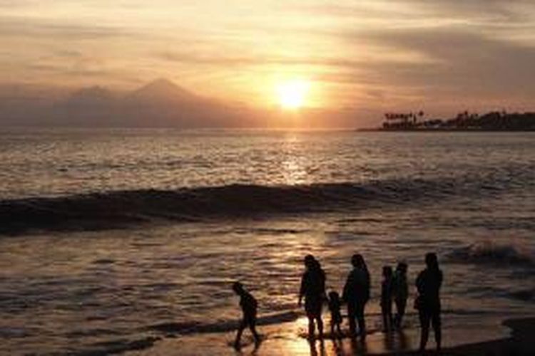 Menyaksikan matahari terbenam (sunset) di Pura Batu Bolong, Pulau Lombok, Nusa Tenggara Barat, Minggu (30/6/2013).