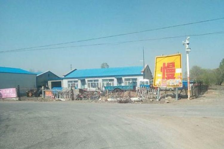 Inilah rumah milik sebuah keluarga di Heilongjiang, China yang selama setahun ditabrak mobil setidaknya 48 kali. Kini mereka memasang plang berwarna kuning dengan tulisan merah yang meminta kendaraan mengurangi kecepatan.