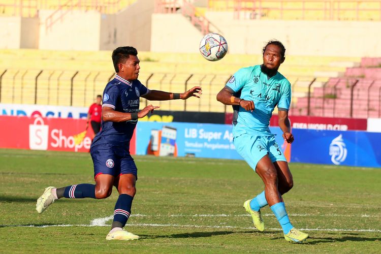 Pemain Arema FC Dedik Setiawan bersiap berduel dengan pemain Madura United Abdul Rahman Abanda saat pertandingan pekan 16 Liga 1 2022-2023 yang berakhir dengan skor 0-2 di Stadion Sultan Agung Bantul, Selasa (20/12/2022) sore.