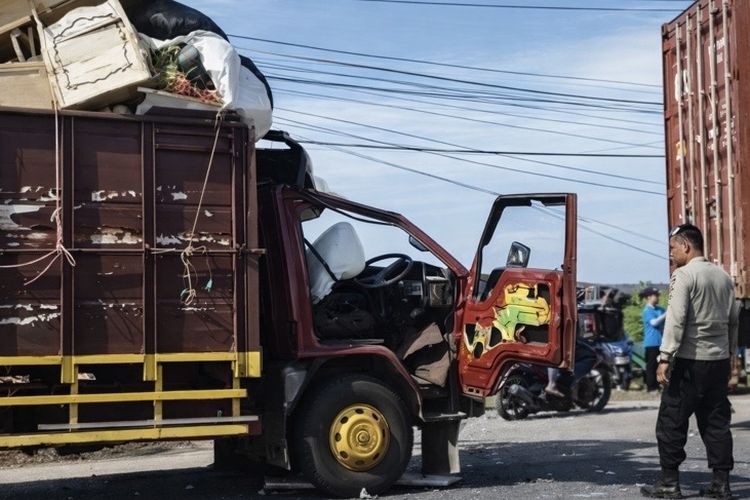 Truk Tabrak Truk di Jalur Pantura Indramayu, Satu Orang Tewas