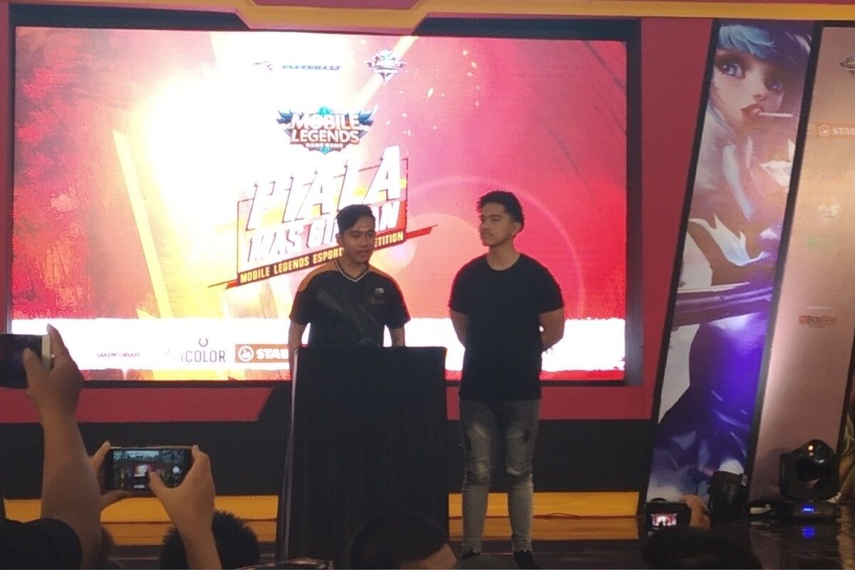 Putra Presiden Jokowi, Gibran Rakabuming Raka dan Kaesang Pangarep membuka turnamen e-sport Mobile Legends:Bang Bang memperebutkan 'Piala Mas Gibran' di The Park Mal Solo Baru, Sukoharjo, Jawa Tengah, Sabtu (1/2/2020).