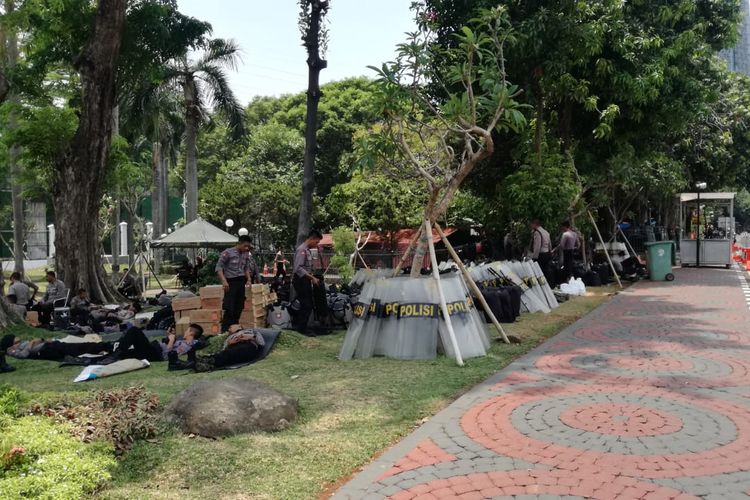 Sehari jelang pelantikan Presiden dan Wakil Presiden terpilih, Joko Widodo-Maruf Amin, lingkungan di sekitar Gedung DPR/MPR dijaga ketat oleh aparat kepolisian dan TNI.