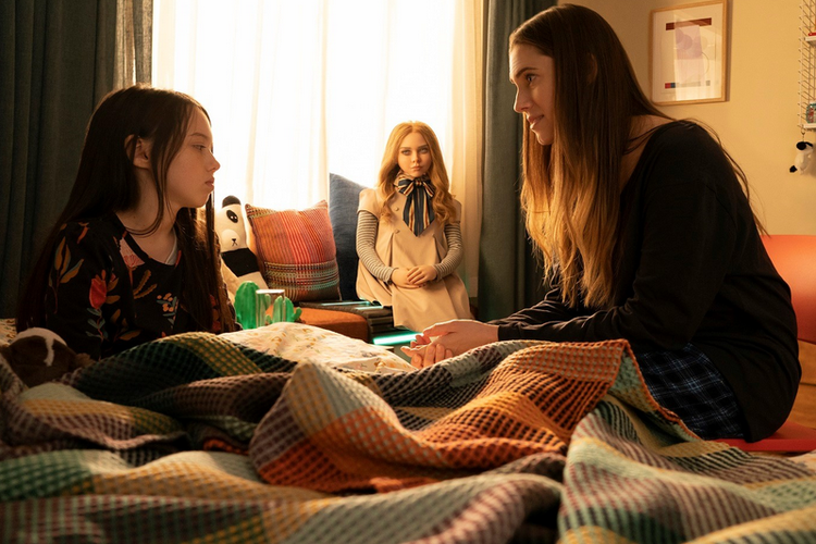 Allison Williams, Jenna Davis, and Violet McGraw in M3GAN (2023)