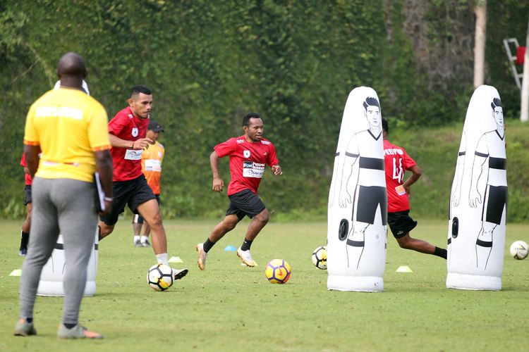 Pemain baru Persipura Jayapura, Fernando Pahabol menggiring bola saat Training Center (TC) untuk persiapan liga musim 2020 di Lapangan Agrokusuma Batu, Jawa Timur, Senin (27/01/2020) pagi. 
