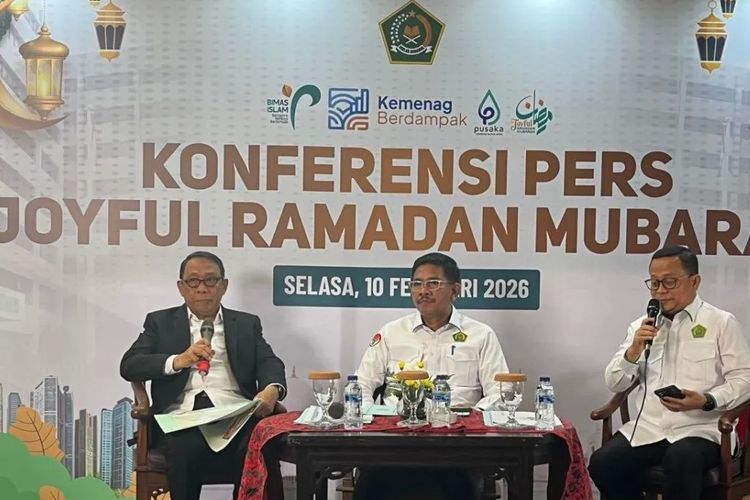 Direktur Jenderal Bimas Islam Kemenag Abu Rokhmad (tengah), Staf Khusus Menteri Agama Ismail Cawidu (kiri), dan Kepala Biro Humas dan Komunikasi Publik Thobib Al Asyhar (kanan) dalam konferensi pers Joyful Ramadan di Jakarta, Selasa (10/2/2026). 