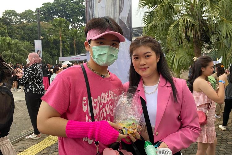 Andrew (21) dan Jesslyn (22), penggemar Blackpink yang bagi-bagi freebies gratis di Stadion Utama Gelora Bung Karno (GBK), Jakarta Pusat, Sabtu (11/3/2023). 