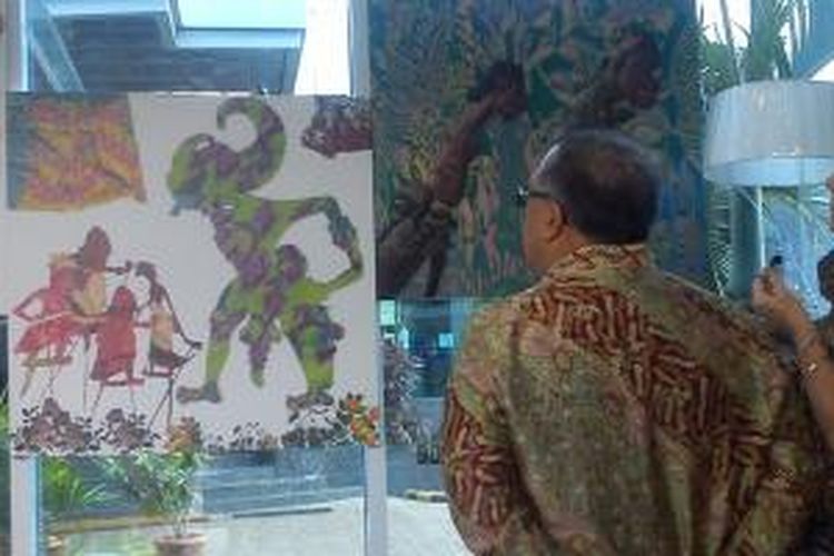 Seniman asal Belgia, Claude Biche Lavelle memperkenalkan karyanya yang mengangkat kultur Indonesia di hadapan Wamenparekraf, Sapta Nirwandar di Gallery Wisma AKR, Jakarta, Kamis (24/4/2014).
