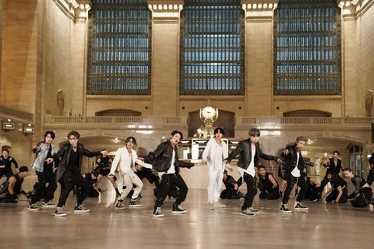 BTS tampil dengan streetwear ikonik ketika menghadiri The Tonight Show.