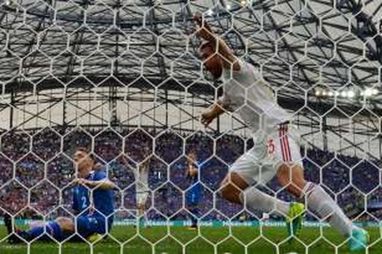 Striker Hungaria, Daniel Bode, merayakan gol timnya ke gawang Islandia pada partai Piala Eropa Grup F di Stadion Velodrome, Sabtu (18/6/2016). 