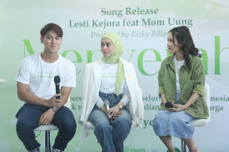 Lesti Kejora, Rizky Billar, dan Mom Uung dalam konferensi pers peluncuran lagu “Menyerah” di Pejaten, Jakarta Selatan, Rabu (20/12/2023). 