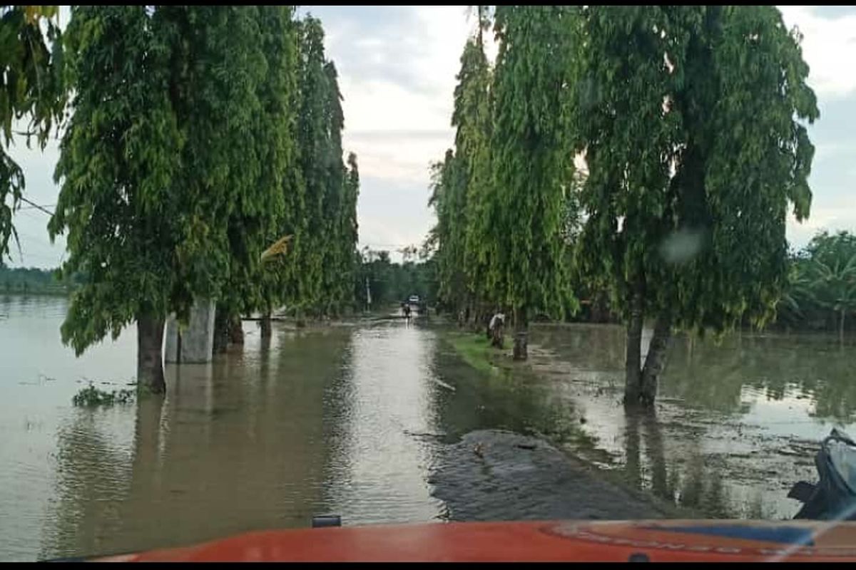 Hujan deras yang mengguyur Kabupaten Ngawi membuat aliran sungai Bengawan Solo meluap sempat merendam 8 desa. Meski surut BPBD Kabupaten Ngawi meminta waga waspada cuaca ekstrem yang diperkirakan akan terjadi hingga awal tahun 2023 mendatang.