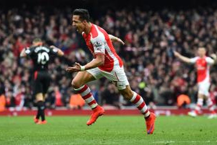 Striker Arsenal, Alexis Sanchez, seusai mencetak gol ke gawang Liverpool pada pertandingan lanjutan Premier League, di Emirates, Sabtu (4/4/2015). 