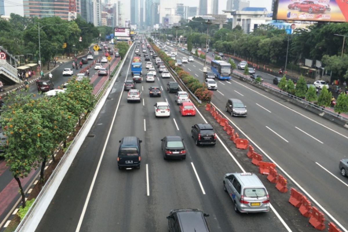 Lalu lintas di ruas Jalan Gatot Subroto, Jakarta Selatan terpantau lancar,  Jumat (15/6/2018) sore. 