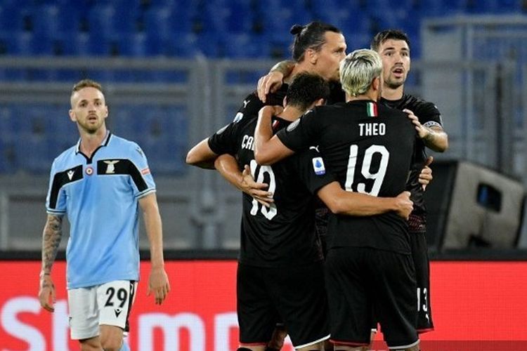 Para pemain AC Milan merayakan gol Hakan Calhanoglu ke gawang Lazio pada lanjutan pekan ke-30 Liga Italia di Stadion Olimpico, Roma, Minggu (5/7/2020) dini hari WIB. 