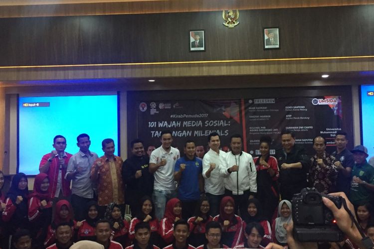 Menteri Pemuda dan Olahraga Imam Nahrawi bersama sejumlah pesepak bola Indonesia menghadiri acara 101 Wajah Media Sosial: Tantangan Milenials di Universitas Muhammadiyah Sidoarjo, Jawa Timur, Sabtu (2/12/2017).