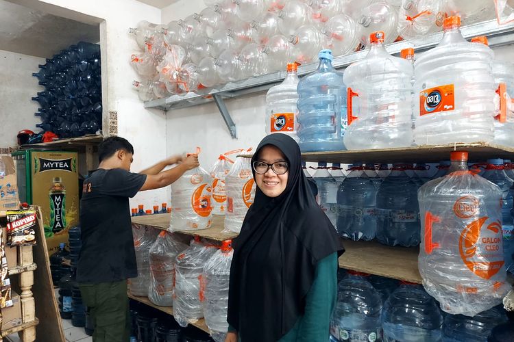 Imas Masriah bersama pekerja di tokonya