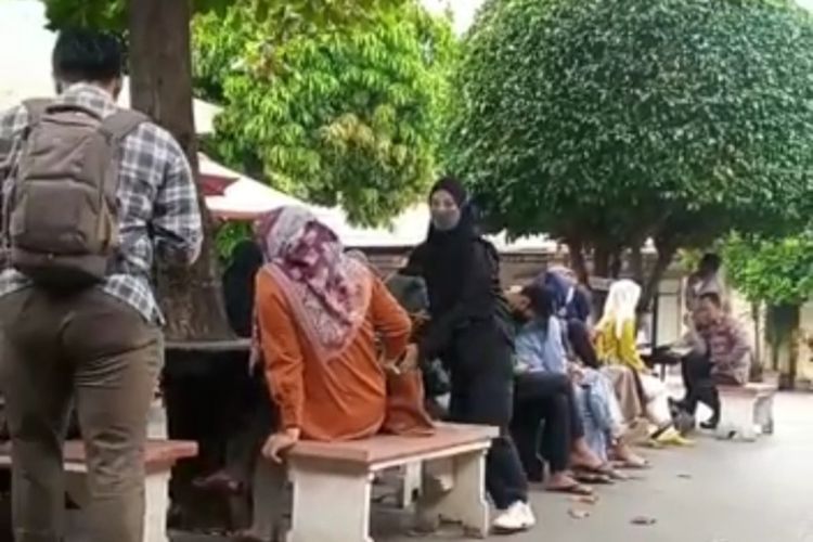 para warga Tuban korban investasi bodong berkumpul di rest area Satreskrim Polres Tuban usai membuat laporan polisi