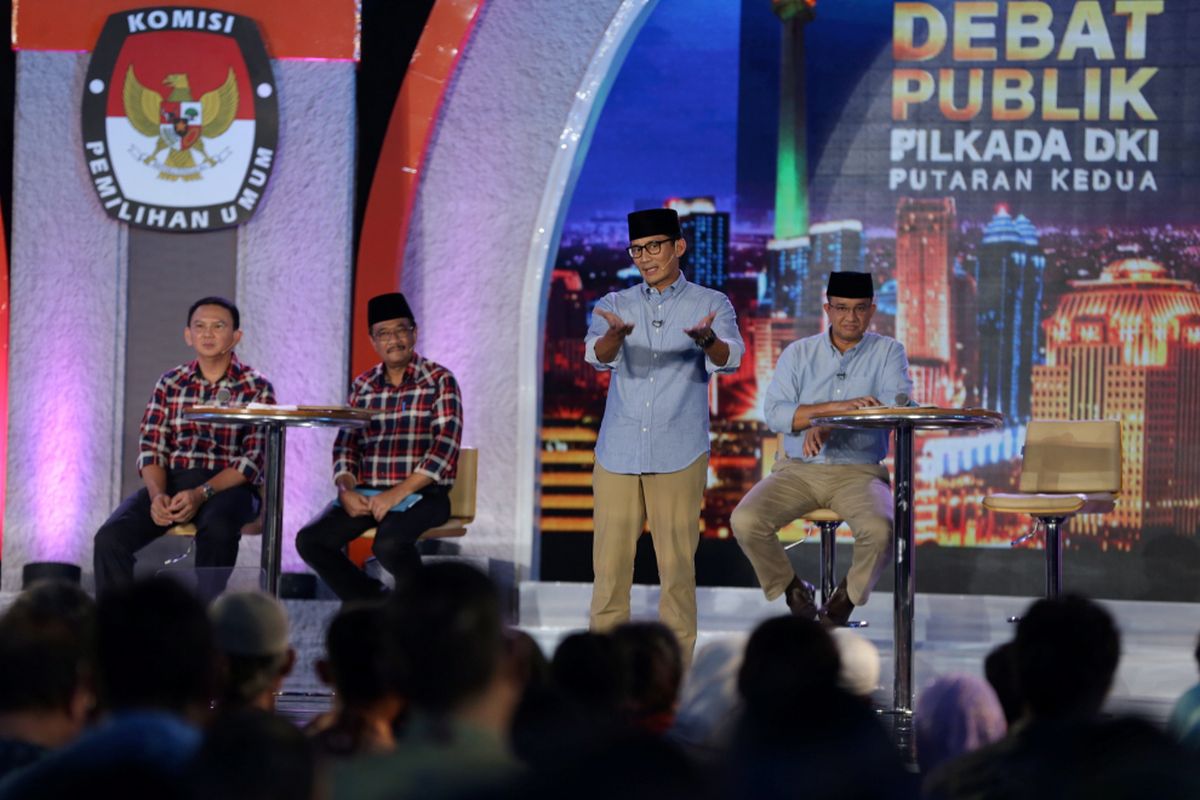 Kandidat calon gubernur dan wakil gubernur DKI Jakarta nomor urut 2, Basuki Tjahaja Purnama dan Djarot Saiful Hidayat serta pasangan kandidat nomor urut 3, Anies Baswedan dan Sandiaga Uno saat Debat Publik Pilkada DKI Jakarta Putaran Kedua yang diselenggarakan Komisi Pemilihan Umum Daerah DKI Jakarta di Hotel Bidakara, Jakarta, Rabu (12/4/2017). Pemungutan suara Pilkada DKI Jakarta putaran kedua akan dilaksanakan 19 April 2017 mendatang. KOMPAS IMAGES/KRISTIANTO PURNOMO