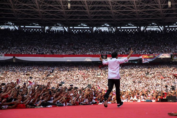 Calon Presiden no urut 01, Joko Widodo memberikan orasi politik saat kampanye akbar bertajuk Konser Putih Bersatu di Stadion Gelora Bung Karno, Jakarta, Sabtu (13/4/2019).