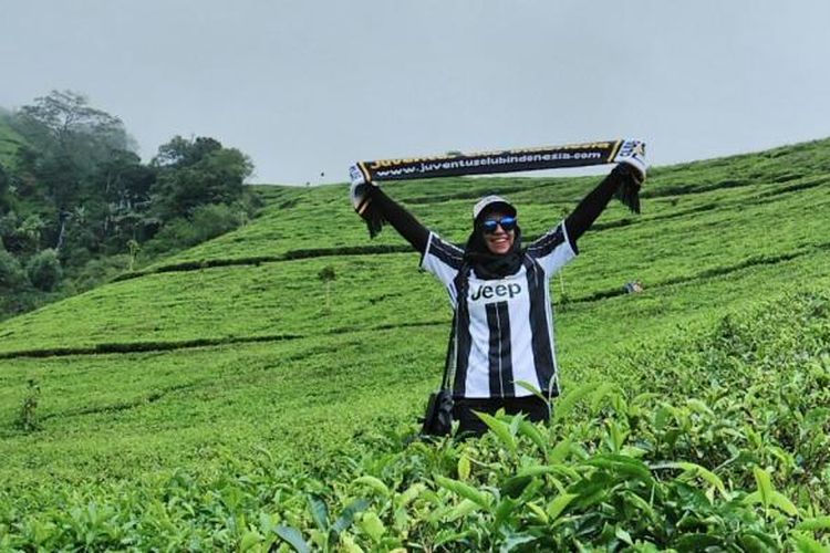 Husnul Khotimah, guru asal Brebes yang viral di media sosial seusai menirukan Paulo Dybala, selalu menggunakan kostum Juventus saat melakukan travelling. 