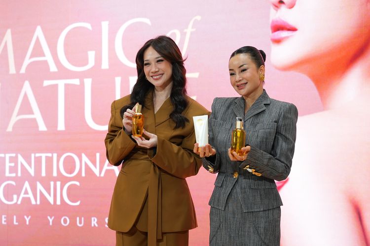 Bunga Citra Lestari (kiri) dan Sri Dayawati Hadisuwito (kanan) dalam acara grand launching rangkaian produk Magic of Nature di Gandaria City, Jakarta Selatan pada Jumat (08/05)