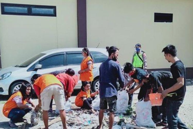 Para pelanggar PSBB di Sidoarjo saat menjalani sanksi membersihkan Polresta Sidoarjo. 