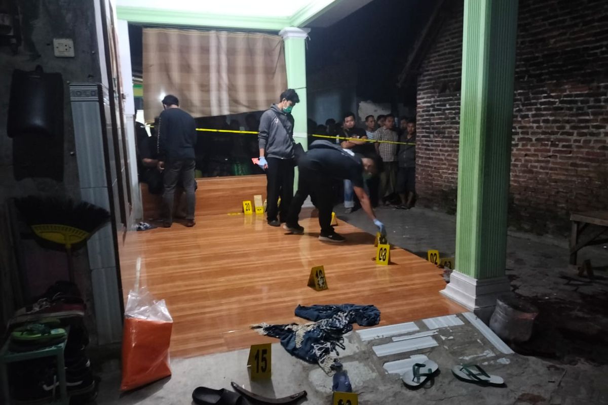 Anggota Polsek Beji saat melakukan olah TKP penganiayaan seorang pria di kawasan Desa Beji, Kecamatan Beji, Kabupaten Pasuruan.