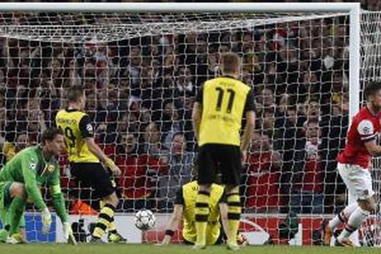 Striker Arsenal Olivier Giroud (kanan) merayakan gol yang dicetaknya ke gawang Borussia Dortmund pada matchday ketiga Grup F Liga Champions, Selasa (22/10/2013) di Emirates Stadium. Arsenal kalah 1-2.