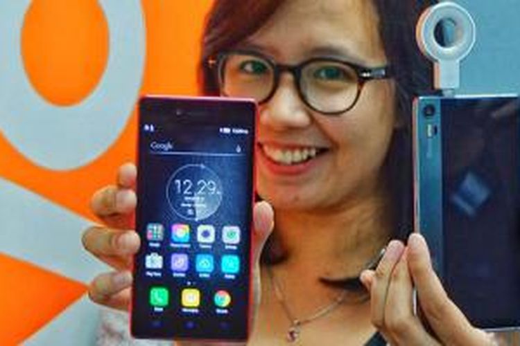 Ponsel Android Lenovo Vibe Shot masuk Indonesia dengan banderol Rp 5 juta plus bonus perangkat selfie.