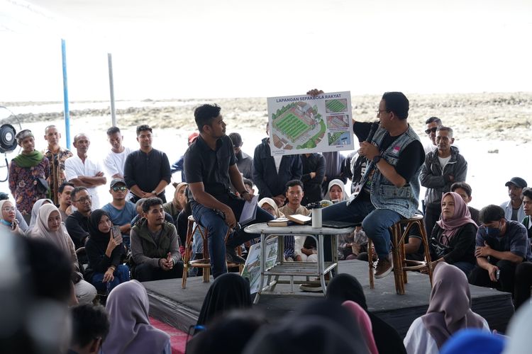 Capres nomor urut satu, Anies Baswedan saat menghadiri acara Desak Anies di Pantai Beby, Ambon, Maluku Tengah, Senin (15/1/2024).