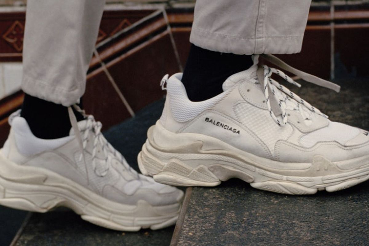 Dad sneaker keluaran rumah mode Balenciaga.