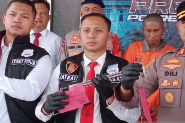 Kepala Kepolisian Resor Ogan Komering Ilir AKBP Diliyanto (kanan) didampingi Kepala Satuan Reserse Kriminal AKP Jatrat Tunggal (dua dari kanan) menunjukkan barang bukti senjata api rakitan yang diduga digunakan kawanan pembajak kapal tongkang bermuatan 88,817 ton Tandan Buah Sawit, di Ogan Komering Ilir, Sumatera Selatan, Senin (20/3/2023). 