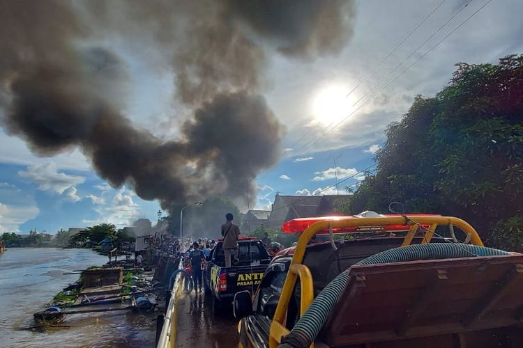 Asap hitam membumbung tinggi saat api melahap 16 rumah di Kecamatan Amuntai Tengah, HSU, Kalsel, Selasa (3/3/2020) sore.