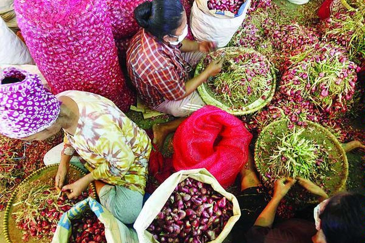 Pekerja   mengupas bawang  merah di Pasar Induk Kramat Jati, Jakarta Timur, Rabu (3/8), dengan  upah Rp 400 per kilogram. Pada saat bersamaan, Menteri Pertanian Suwono  memantau ketersediaan dan harga pangan  menghadapi bulan Ramadhan dan hari raya Idul Fitri tahun 2011. Harga bawang merah  di pasar ini Rp 8.000 per kilogram.