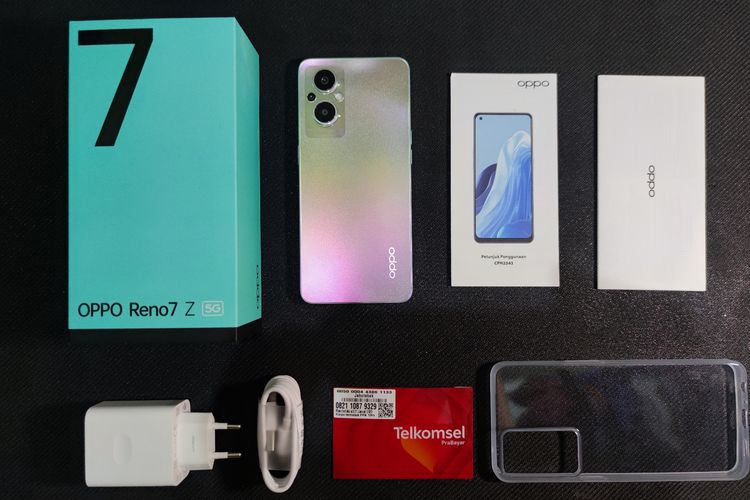 Isi kotak kemasan Oppo Reno7 Z 5G mencakup satu buah unit ponsel Reno7 5G, kabel dan adapter charger, SIM Card eject tool, softcase, kartu garansi, buku panduan, serta nomor perdana Telkomsel prabayar.