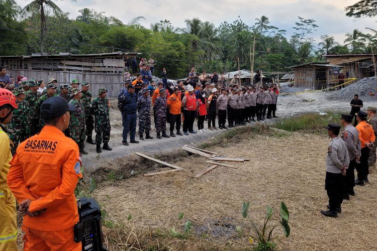 Apel penutupan operasi penyelamatan penambang hari hari keenam di Desa Pancurendang, Kecamatan Ajibarang, Kabupaten Banyumas, Jawa Tengah, Senin (31/7/2023) sore.