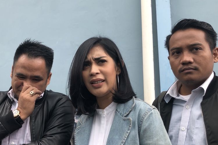 Karen Idol dan Tim Kuasa Hukum saat ditemui di kawasan Tendean, Jakarta Selatan, Kamis (28/11/2019). 