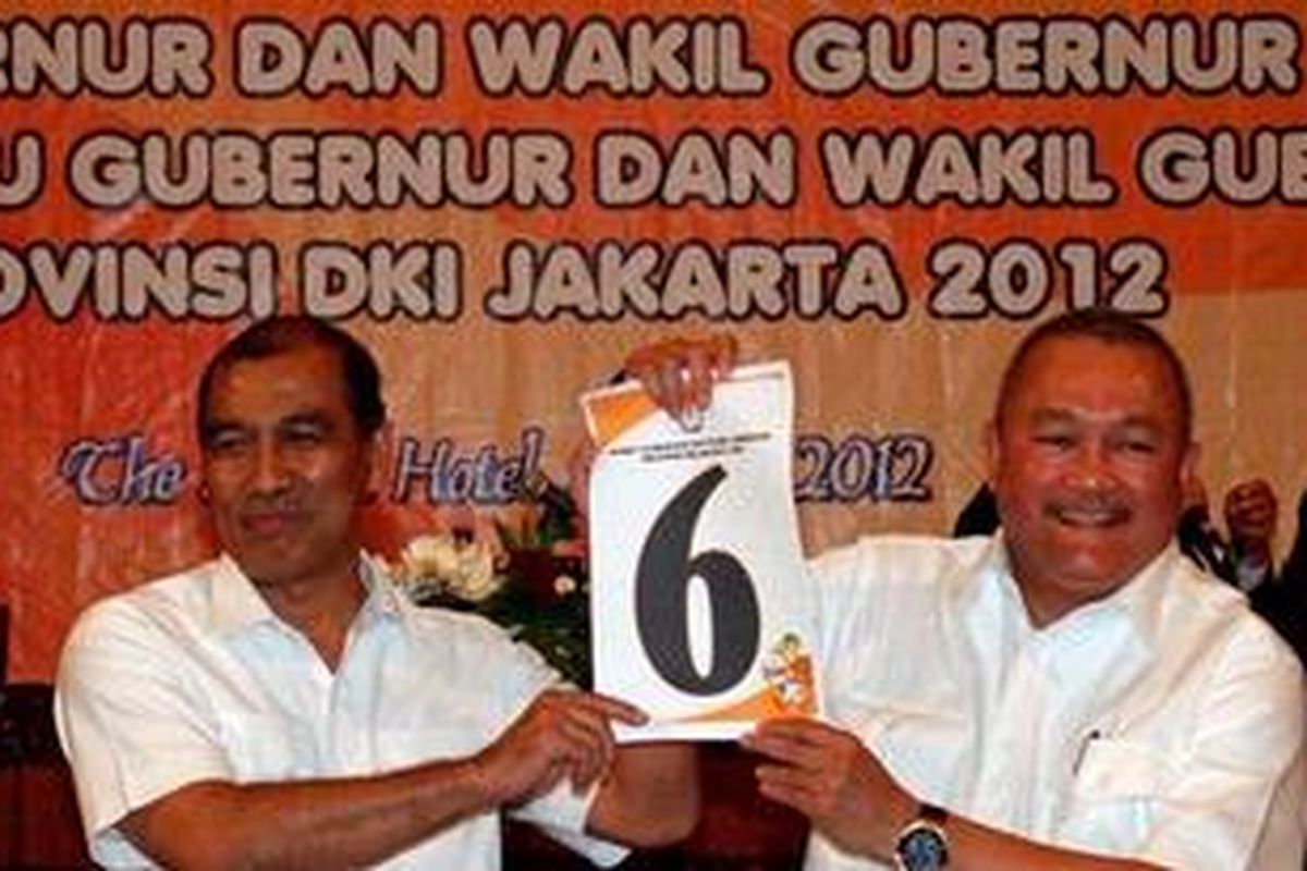 Cagub Alex Noerdin bersama wakilnya Nono Sampono memperlihatkan nomor urut yang didapatkannya di acara penentuan dan penetapan nomor pasangan Cagub dan Cawagub Pilkada DKI Jakarta di Hotel Sultan, Senayan, Jakarta, Sabtu (12/05/2012). Pasangan Alex-Nono mendapatkan nomor urut enam pada Pilkada DKI Jakarta 2012. 
