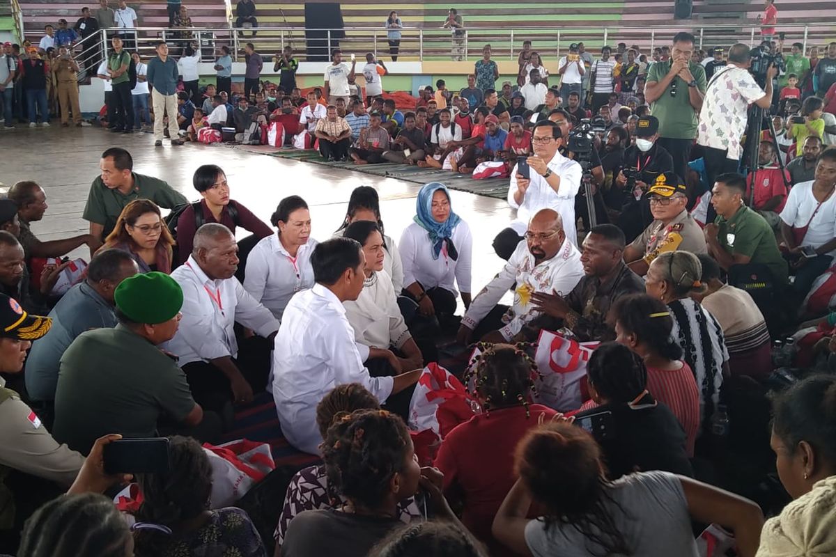 Presiden Joko Widodo sedang duduk bersama dengan para pengungsi korban bencana banjir bandang di GOR Toware, Kabupaten Jayapura (1/4/2019).