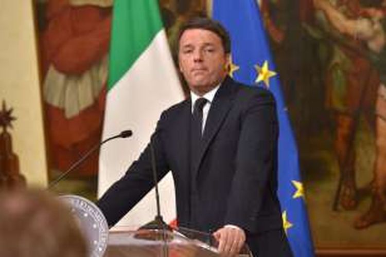 Perdana menteri Italia, Matteo Renzi saat mengumumkan pengunduran dirinya pada Senin (5/12/2016) dini hari.