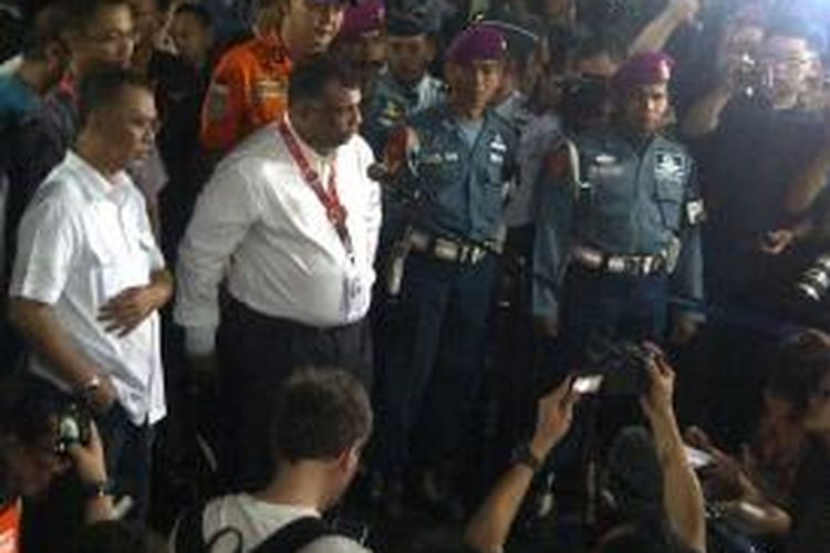 CEO Air Asia, Tony Fernandes memeberikan keterangan pers di crisis centre bandara Juanda Surabaya.