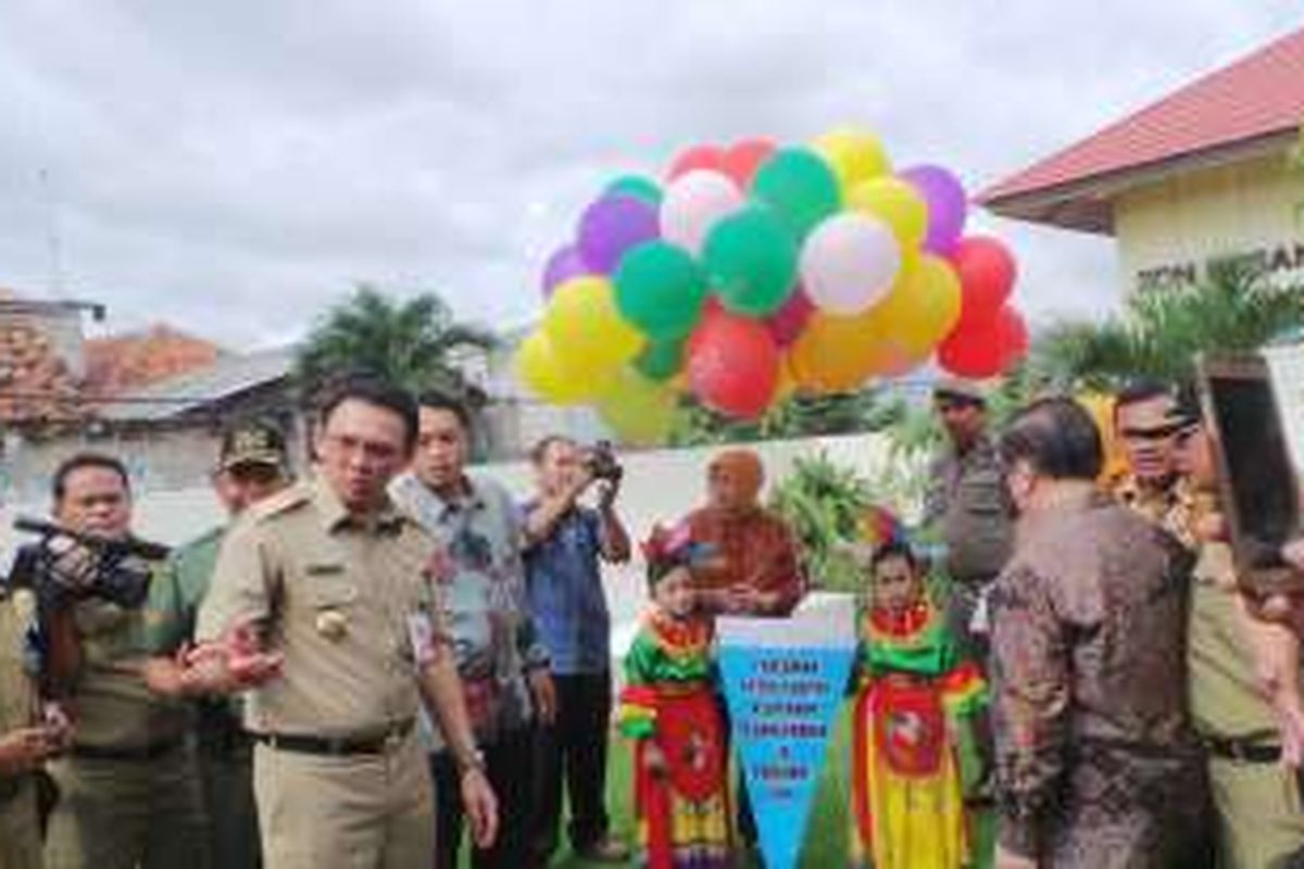 Gubernur DKI Jakarta Basuki Tjahaja Purnama (pakai seragam cokelat) bersama Ketua Tim Penggerak PKK DKI Jakarta Veronica Tan (pakai baju putih) saat meresmikan ruang publik terpadu ramah anak (RPTRA) Puspita, Pesanggrahan, Jakarta Selatan, Rabu (10/2/2016).