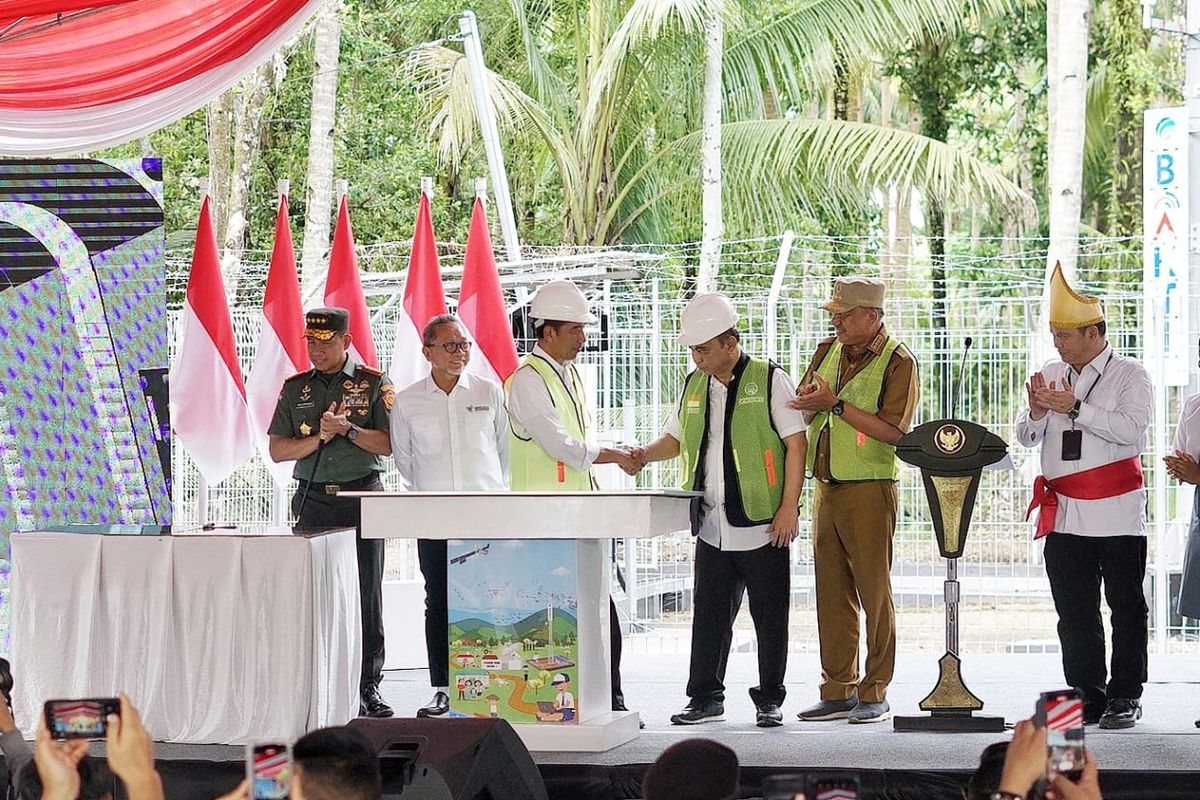 Presiden Joko Widodo (Jokowi) mendampingi Menteri Komunikasi dan Informatika
(Menkominfo) Budi Arie Setiadi meluncurkan pengoperasian Stasiun Bumi Satelit Republik
Indonesia (SATRIA)-1 dan Proyek Base Transceiver Station (BTS) 4G di Desa Bowombaru
Utara, Kecamatan Melonguane, Kabupaten Kepulauan Talaud, Sulawesi Utara, Kamis
(28/12/2023). 
