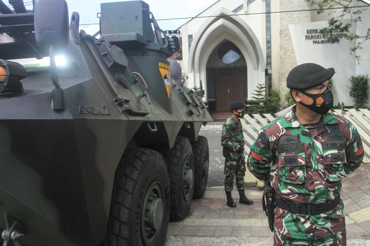 Mobil panser milik Kodam II Sriwijaya disiagakan di Gereja Paroki ST Yoseph di Jalan Jenderal Sudirman Palembang, menjelang perayaan hari Paskah, Jumat (2/4/2021).