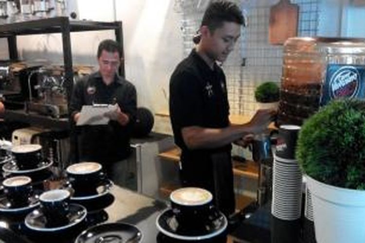 M. Choiruddin Syah atau Irul, barista juara kompetisi barista internasional Vergnano, tengah membuat espresso, disaksikan pelatihnya Erie Santausa. 